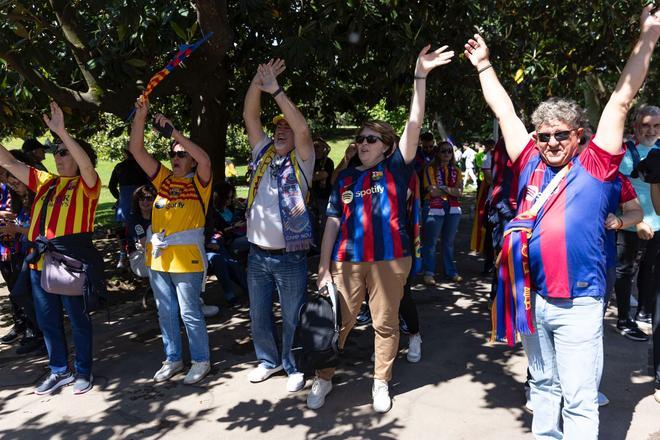 ¡Locura en Bilbao! Miles de aficionados y ambientazo en la fan zone del Barça