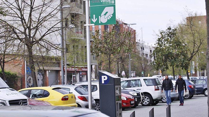 Un punt de pagament de l&#039;àrea verda a tocar del parc de la Devesa de Girona.