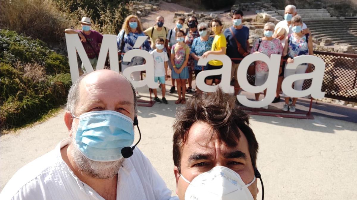 Kike Díaz (izquierda) y Antonio Márquez (derecha), junto al Teatro Romano en la primera edición del Campamento Urbano Málaga para Familias, de Aula Málaga.