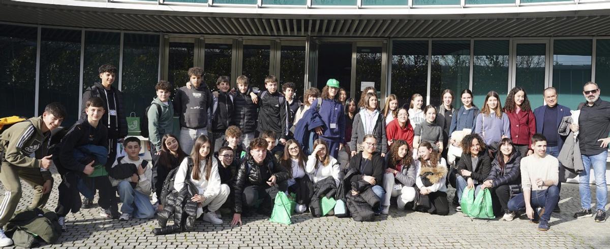 Alumnos de los dos centros, junto al alcalde, José Crespo, el concejal Avelino Souto y el director del Laxeiro, Xosé Manuel López. |