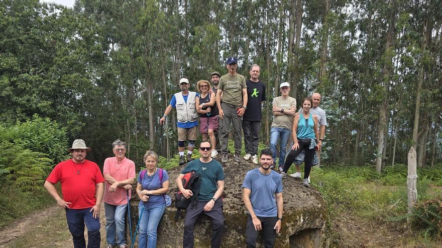 La Ruta de las fortificaciones volvió a celebrarse en Grado, con la visita a nidos de ametralladora y otros vestigios de la Guerra Civil