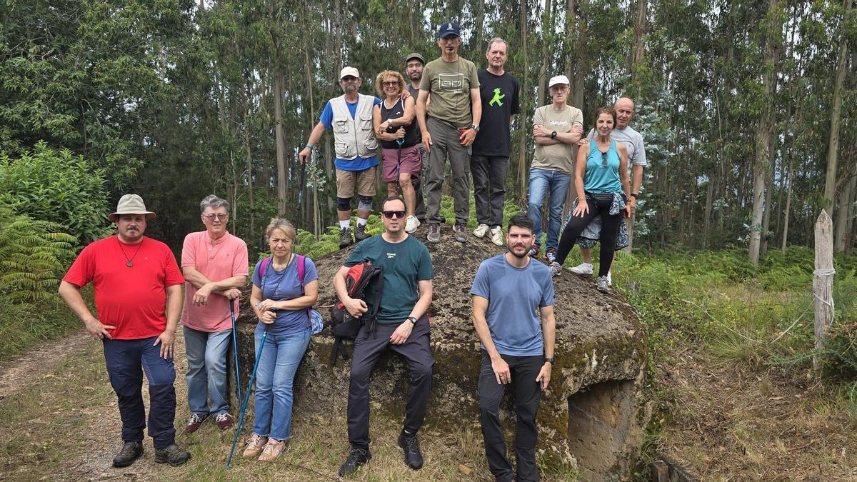 Los participantes en la ruta, posando sobre la cubierta de uno de los nidos de ametralladora visitados.