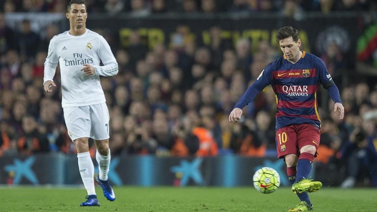 Messi toca un balón ante la mirada de Cristiano Ronaldo en el último Clásico en el Camp Nou.