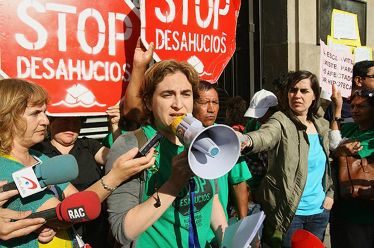 Ada Colau, portaveu de la Plataforma d’Afectats per la Hipoteca, en una acció contra els bancs Caixa Penedès i CataluyaCaixa, en el marc de les mobilitzacions del 15-M de Barcelona.