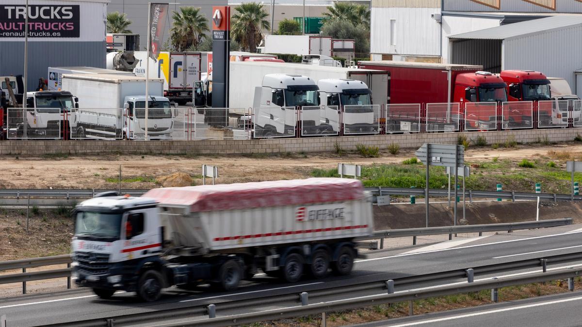 Un camión circula por la autovía A31, en el término de Alicante.