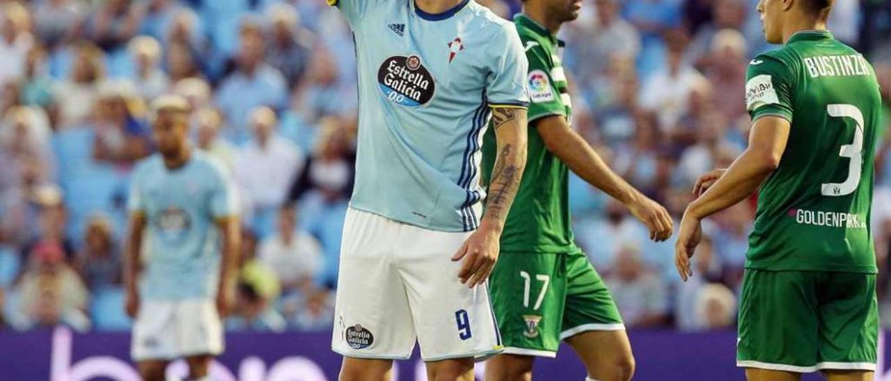 Guidetti llama la atención del asistente durante el partido de ayer. // Marta G.Brea