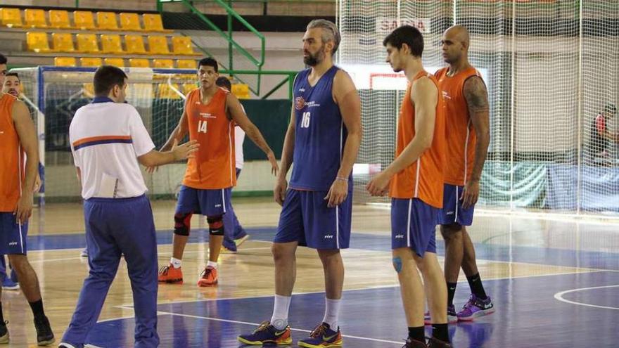 Los jugadores cobistas preparan el partido en el Pazo Paco Paz. // Iñaki Osorio