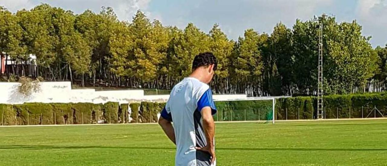 Hierro dialoga con Michu en el entrenamiento de ayer en Murcia, con Peña de espaldas.