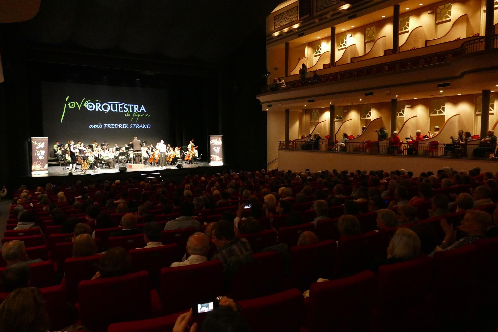 La Jove Orquestra de Figueres i Fredrik Strand emocionen el Teatre El Jardí amb el gran concert de Fires