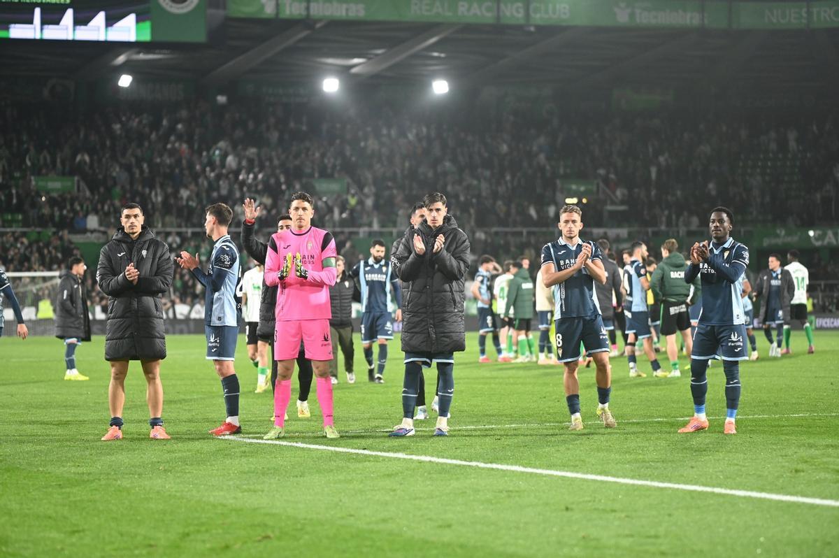 Carlos Marín junto a varios compañeros del Córdoba CF aplauden a la afición desplazada a El Sardinero