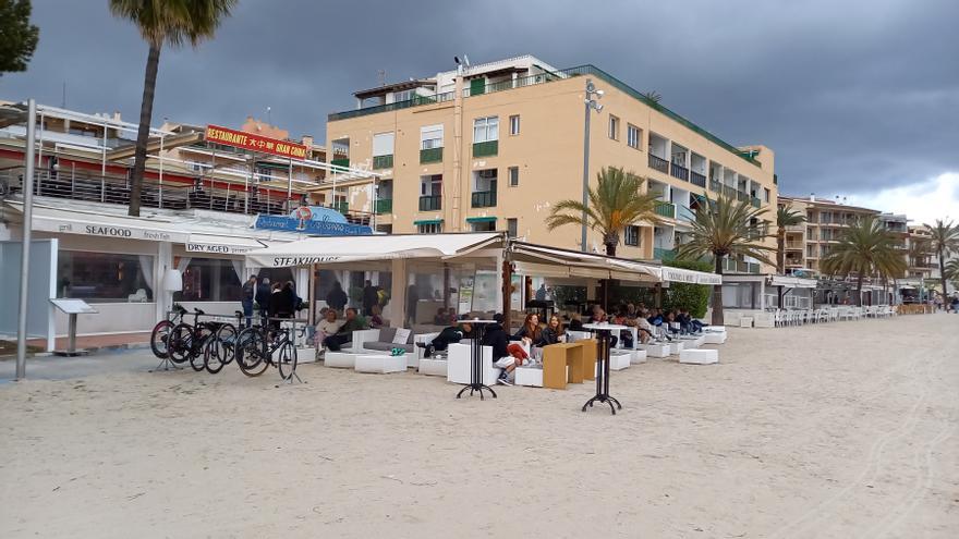 Terrazas alrededor del edificio Xara de la playa de Alcúdia