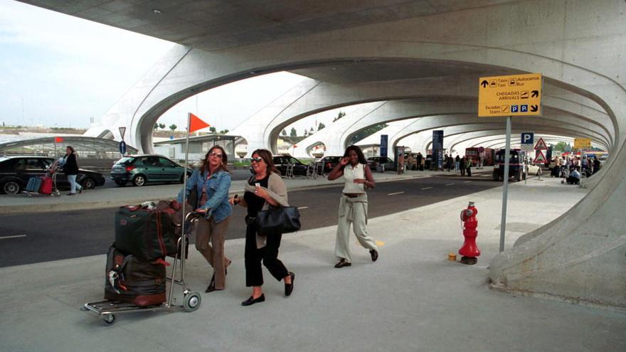 Viajeros en el aeropuerto de Oporto. // R. M.