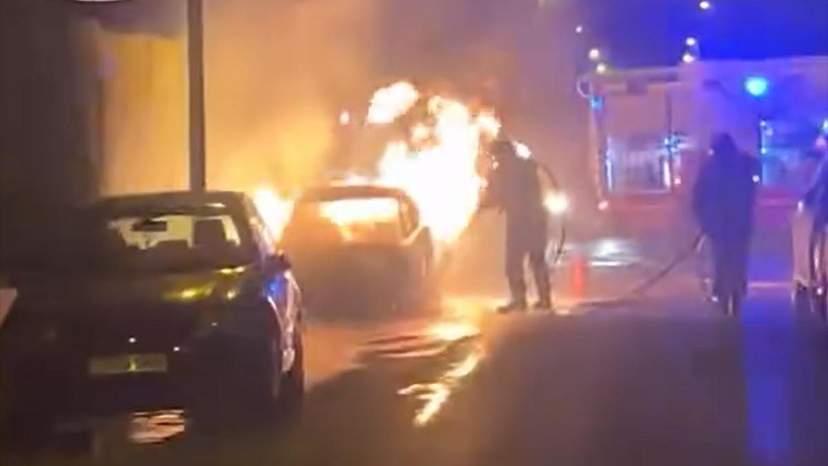 Vídeo: Arde un coche en plena calle en Benicàssim