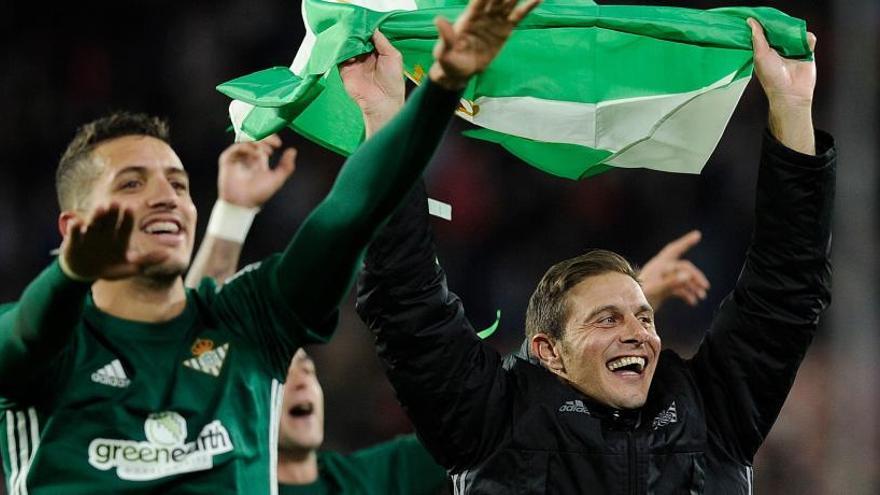 Joaquín, con la bandera del Betis tras el partido.