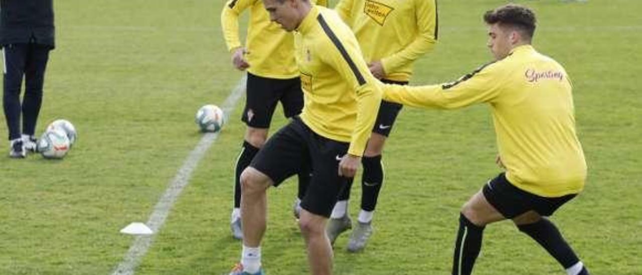 Djuka controla un balón en presencia de Javi Fuego, Traver y Nacho Méndez.