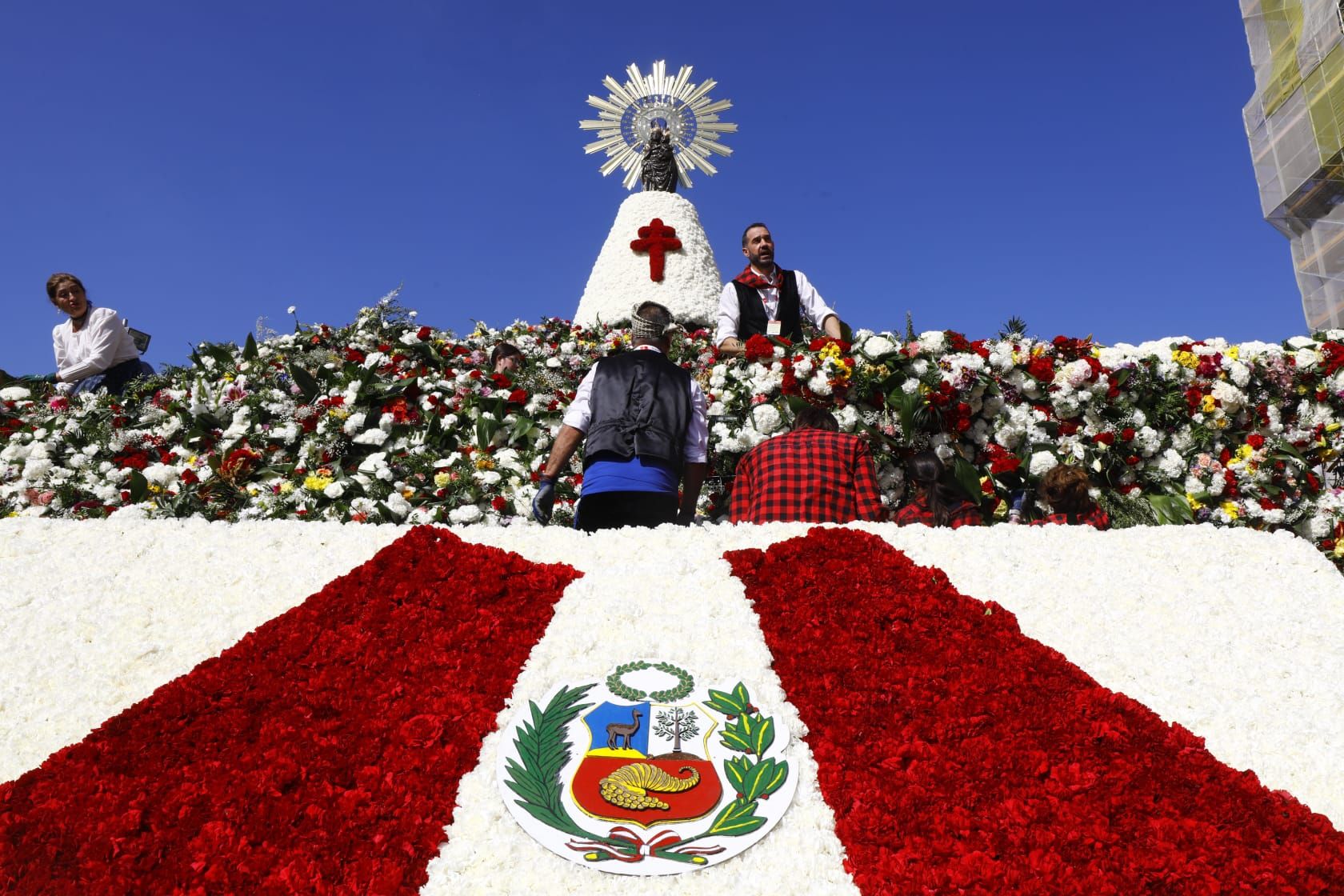 En imágenes | Zaragoza vive su día grande con la Ofrenda de Flores a la Virgen del Pilar