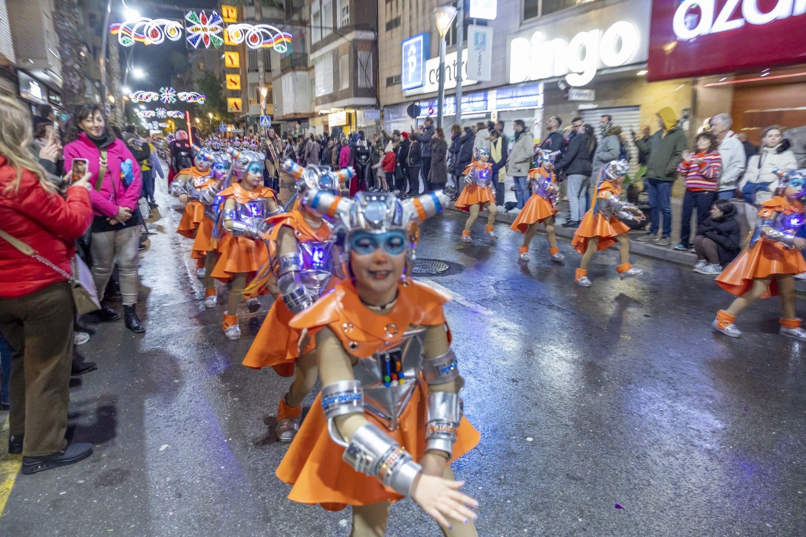 Aquí las mejores imágenes del desfile nocturno del Carnaval de Torrevieja 2025 que salió a la calle desafiando el viento y la lluvia