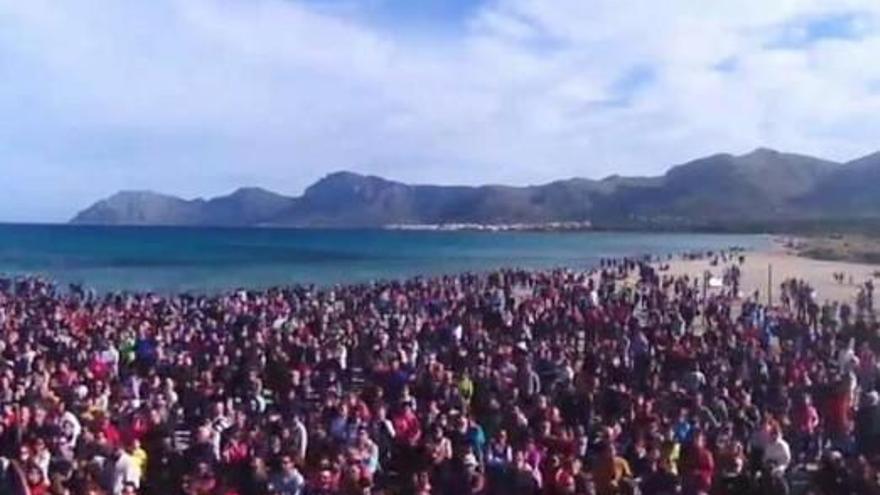 Voller als an einem Sommertag war es am Sonntag (10.1.) bei der Menschenkette am Strand von Son Serra de Marina.