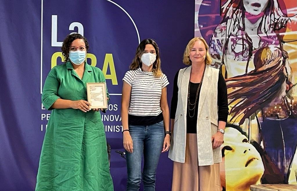 Entrega a Najat El Hachmi del IV Premio de periodismo María Luz Morales en Santa Coloma de Gramenet.