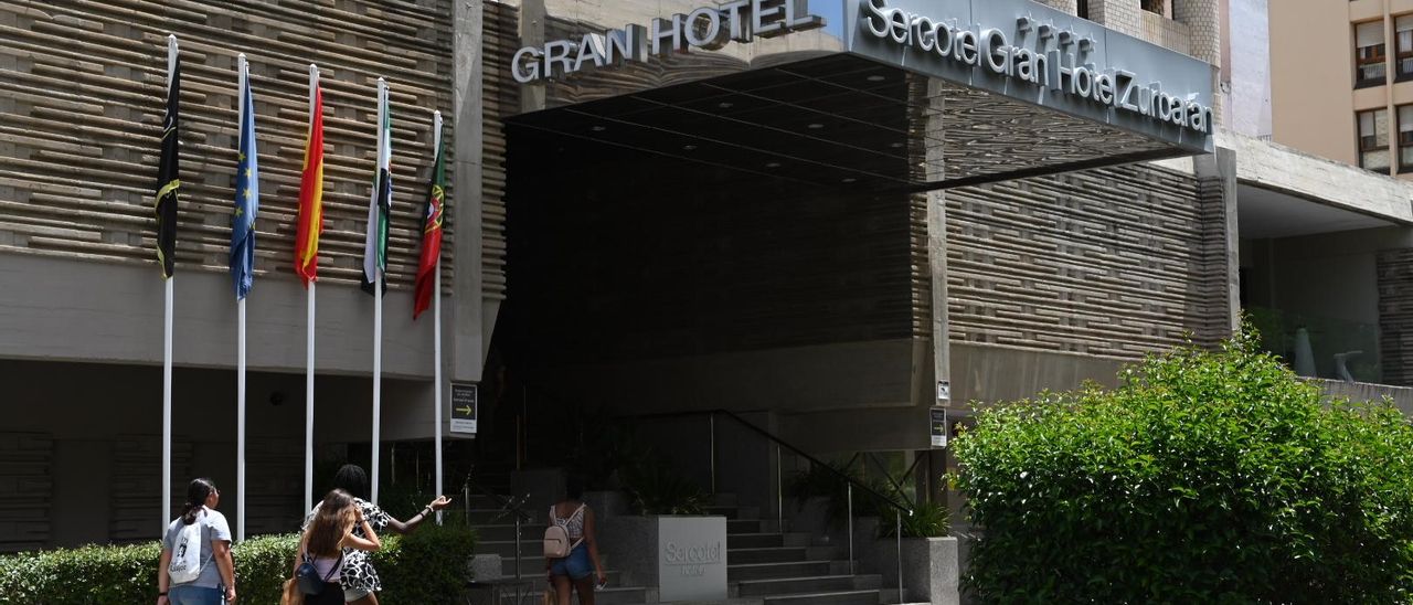 Algunos visitantes llegan al Hotel Zurbarán para hospedarse durante el fin de semana