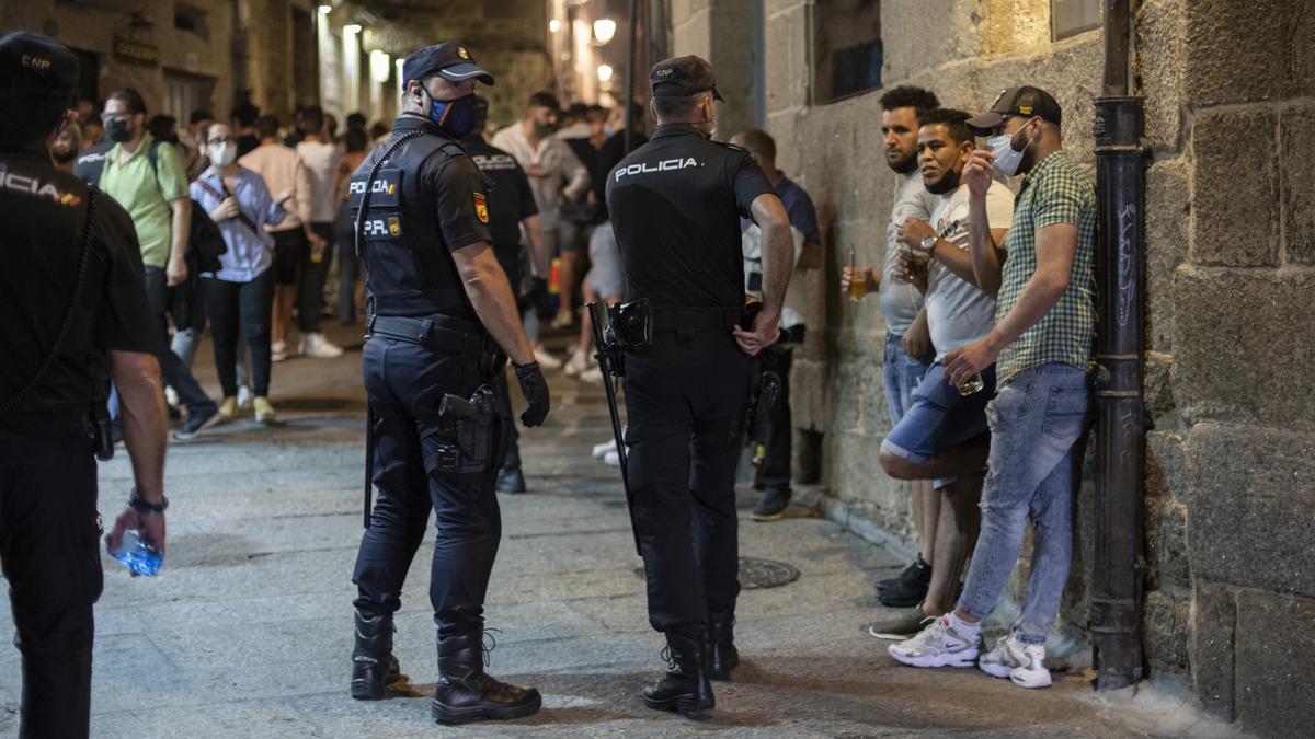 Agentes de la Policía Nacional durante el operativo de vigilancia del pasado sábado.