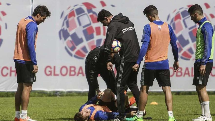 Susaeta, en el suelo, se duele tras un golpe ayer en El Requexón en presencia de Hierro y el fisioterapeuta.