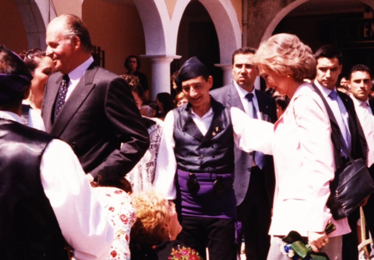 Con Juan Carlos I después de bailar en Utrillas (Teruel) en 2002