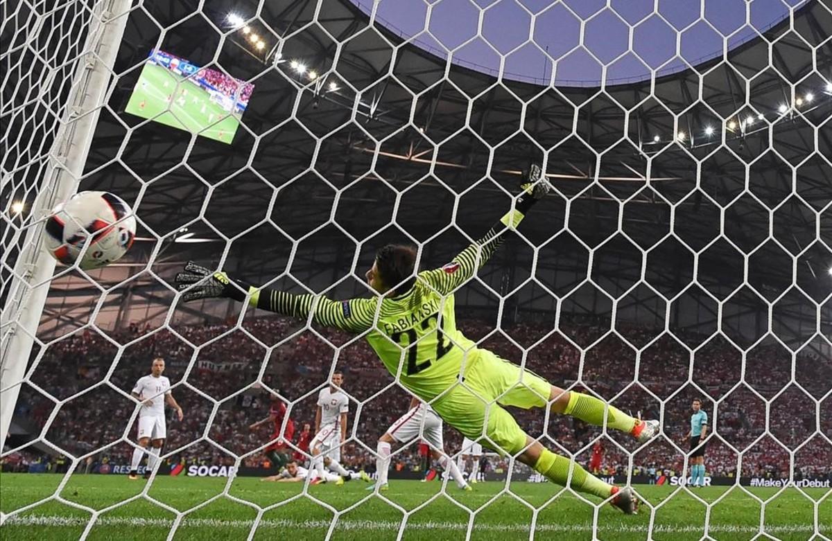 El portero Fabianski no puede parar el disparo de Renato en el gol del empate entre polonia y Portugal.