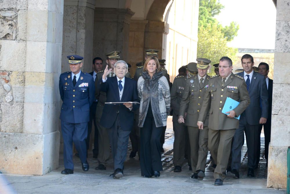 Maria Dolores de Cospedal visita el Castell de Sant Ferran acompanyada de responsables militars