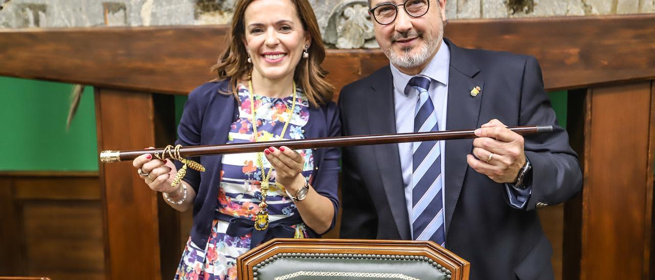 Rosa García (Cs) y Miguel López (PSOE), comparten simbólicamente la vara de mando, el día del pleno de investidura del actual mandato en 2019