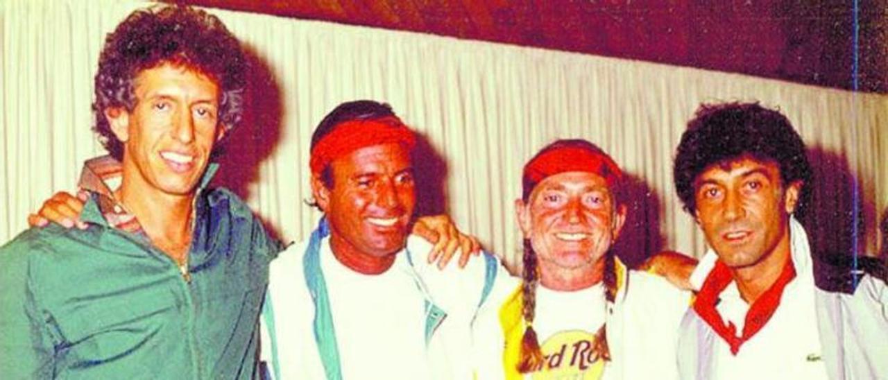 De izquierda a derecha, el productor Richard Perry y los músicos Julio Iglesias, Willie Nelson y Albert Hammond.