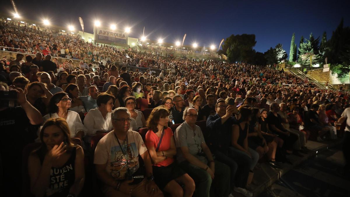 Teatro de La Axerquía hasta la bandera en un concierto del Festival de la Guitarra de Córdoba.