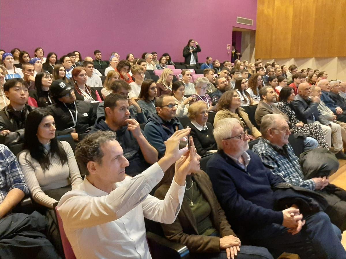 Asistentes a la inauguración del concurso en Pola de Siero