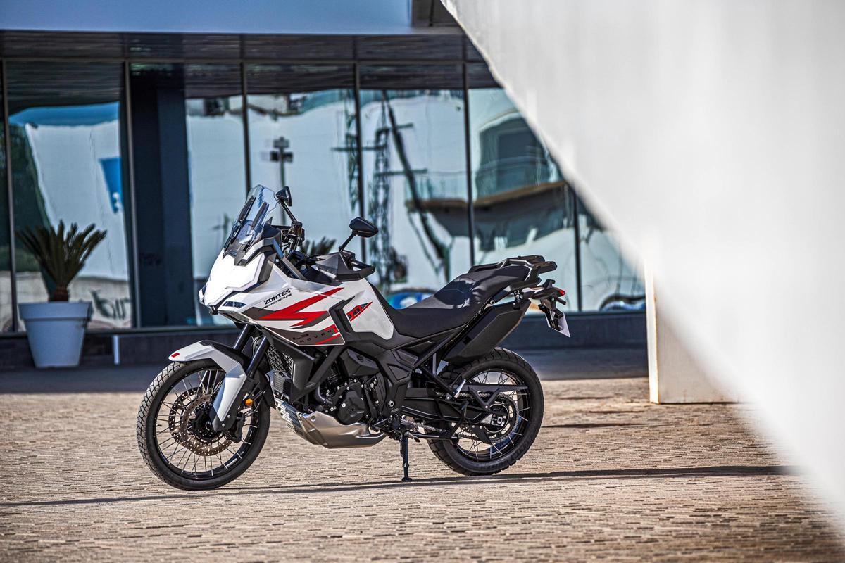 Erişilebilir bir motosikletin neler sunabileceğini yeniden tanımlayan üç silindirli iz yolu