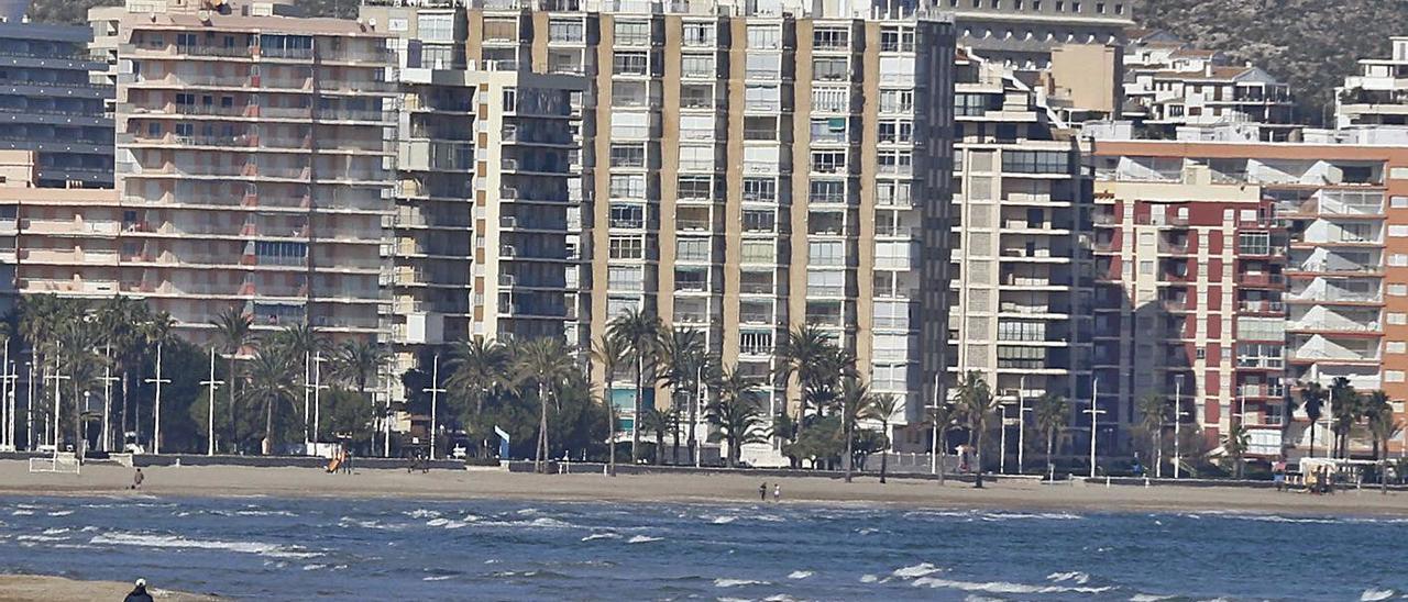 Edificios de apartamentos en primera línea de la playa de Cullera. | VICENT M. PASTOR