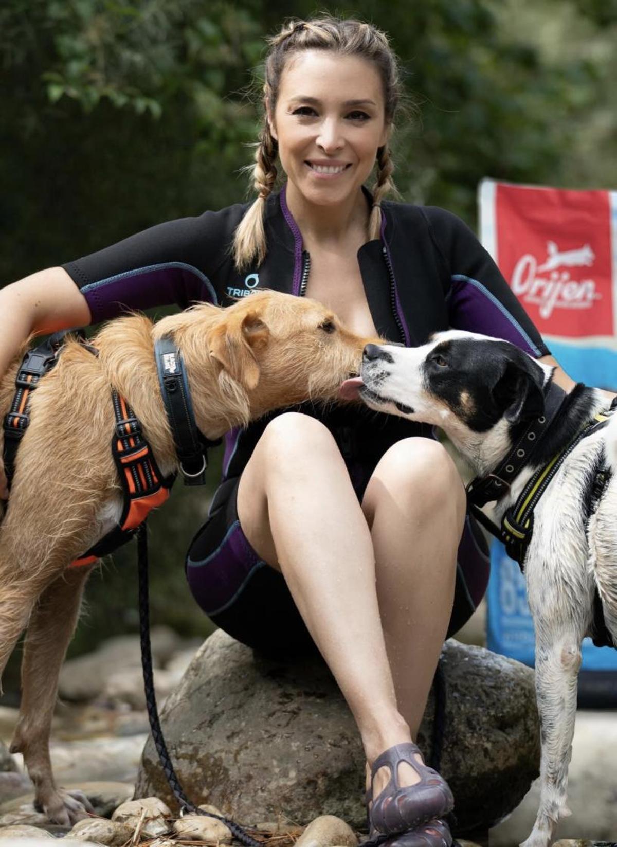 Gisela, de 'Operación Triunfo, junto a sus perros Lilu y Peter