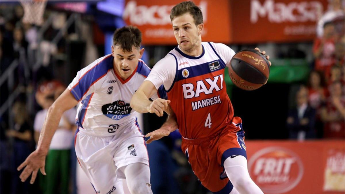 Frankie Ferrari botando el balón en un partido de Liga Endesa