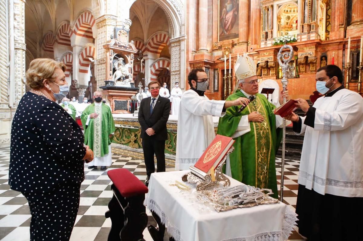 Olga Caballero y la junta directiva de la Agrupación de Cofradías toman posesión en la Catedral