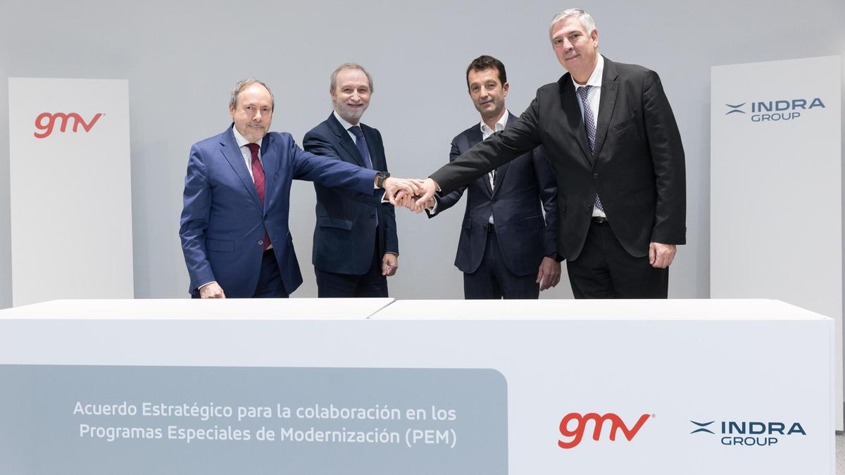 De izquierda a derecha: Manuel Pérez Cortés, director general de Defensa y Seguridad de GMV; Jesús B. Serrano, consejero delegado de GMV; Ángel Escribano, presidente de Indra y José Vicente de los Mozos, consejero delegado de Indra.