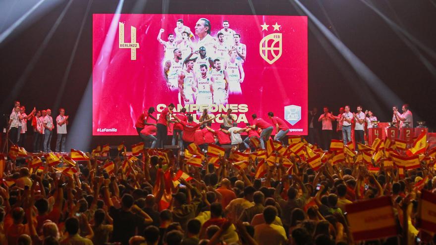 Los jugadores de la selección española de Baloncesto siguen celebrando su victoria