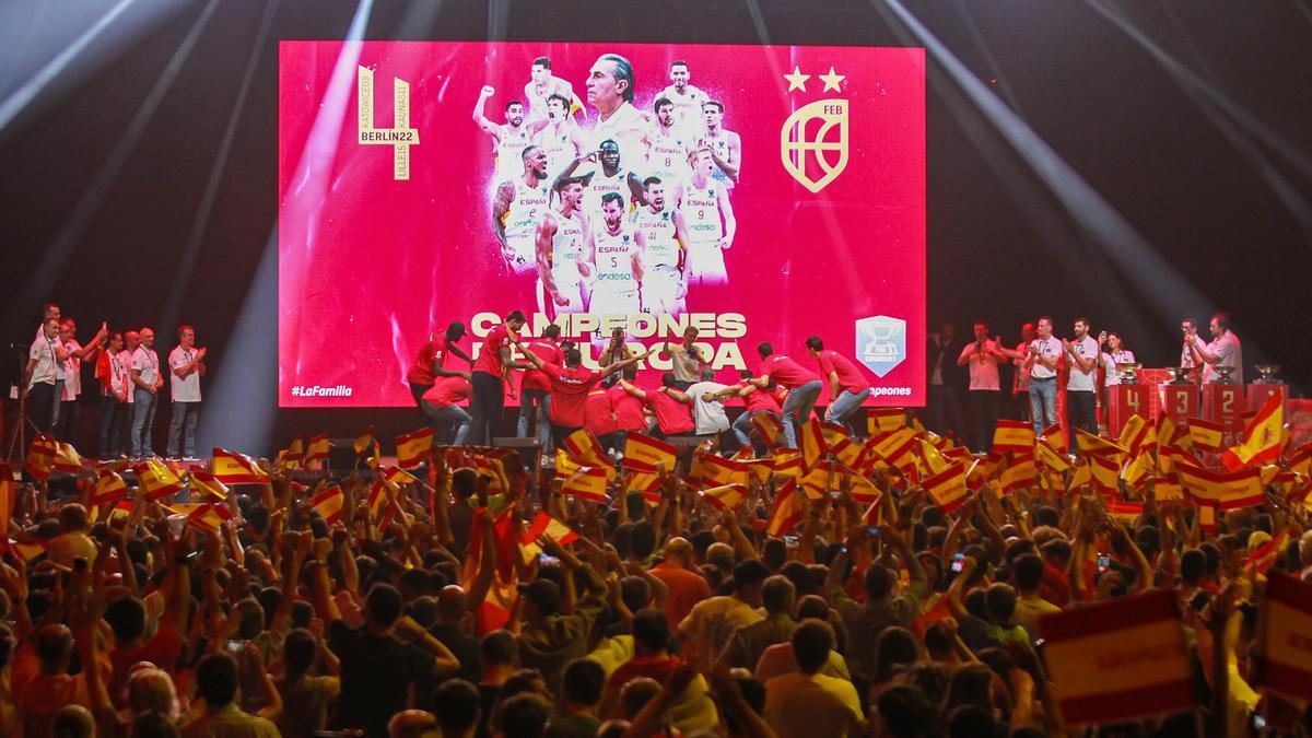 Los jugadores de la selección española de baloncesto se hacen un 'selfie' con los aficionados del WiZink Center