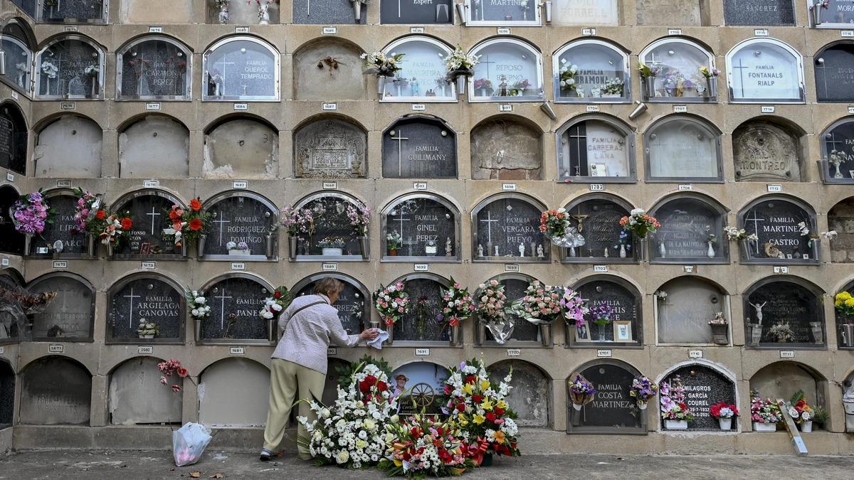 Festividad de Todos los Santos en el cementerio del Poblenou . Fotografía de Jordi Cotrina