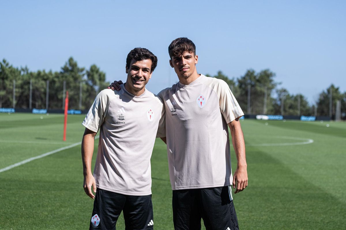 Gabri Veiga junto a Manu Sánchez, nuevo fichaje celeste, durante un entrenamiento del Celta