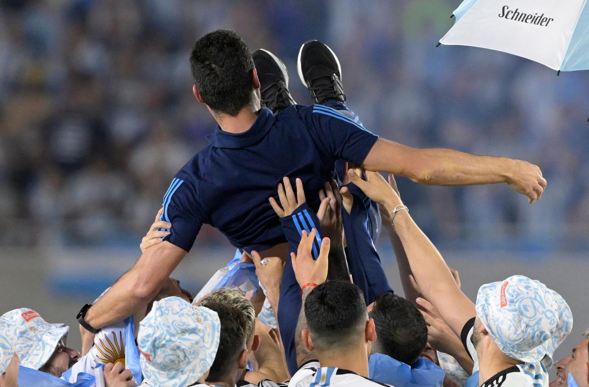 El entrenador de Argentina, Lionel Scaloni,  manteado por los jugadores durante una ceremonia de reconocimiento a los jugadores ganadores de la Copa del Mundo.