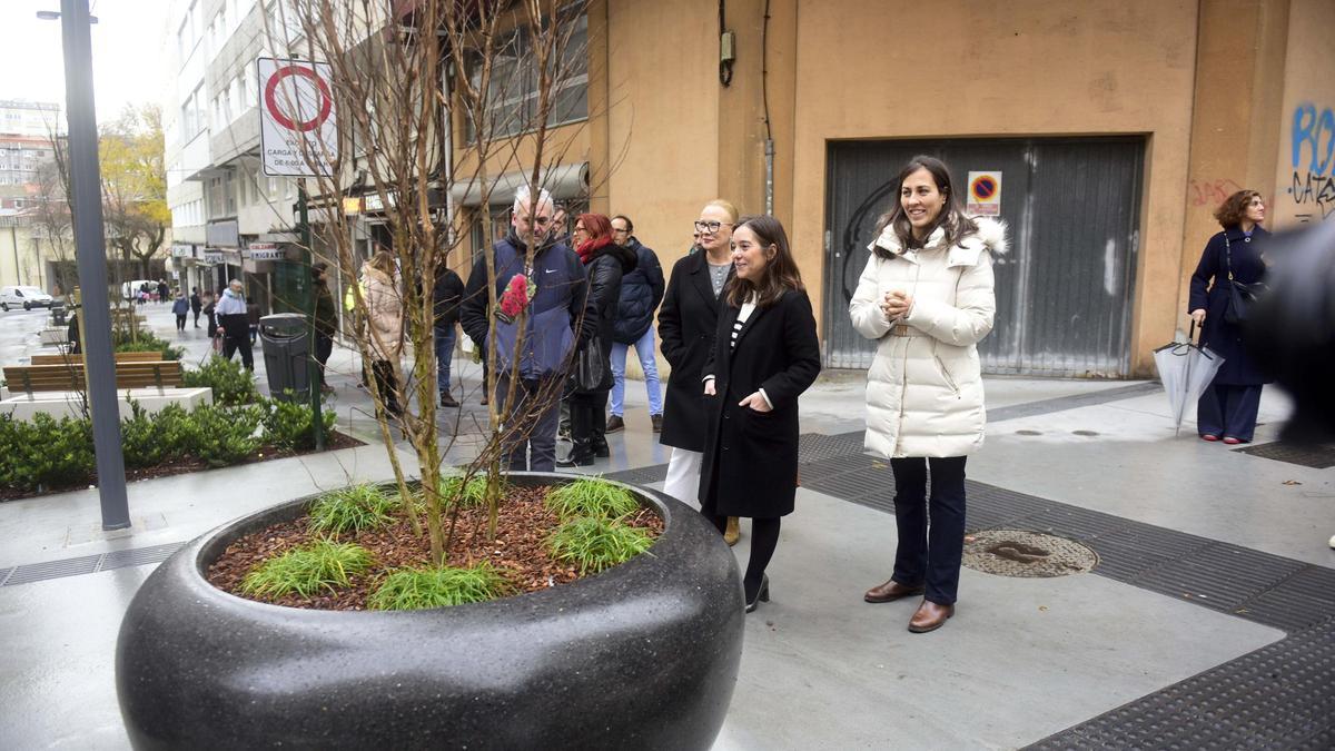 Inés Rey en su visita este jueves a la calle Sagrada Familia.
