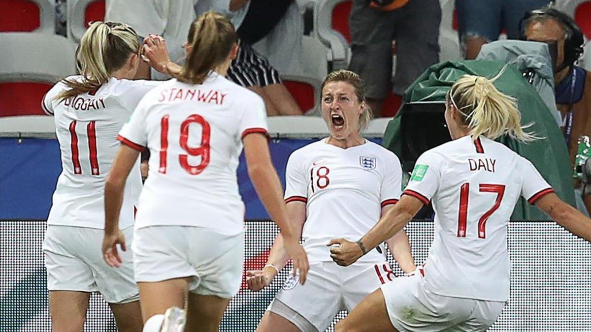 White celebra el primer gol ante Japón