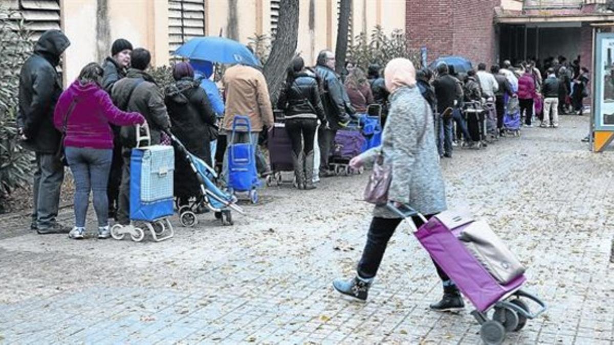 Reparto solidario de alimentos en Sant Andreu (Barcelona), en diciembre pasado.