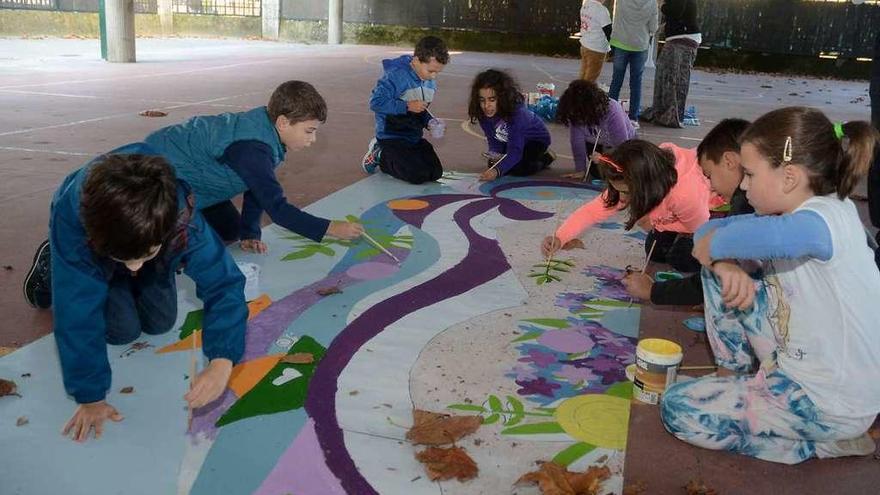 Los alumnos elaborando el mural que se instalará en la valla del Vidal Portela. // Rafa Vázquez