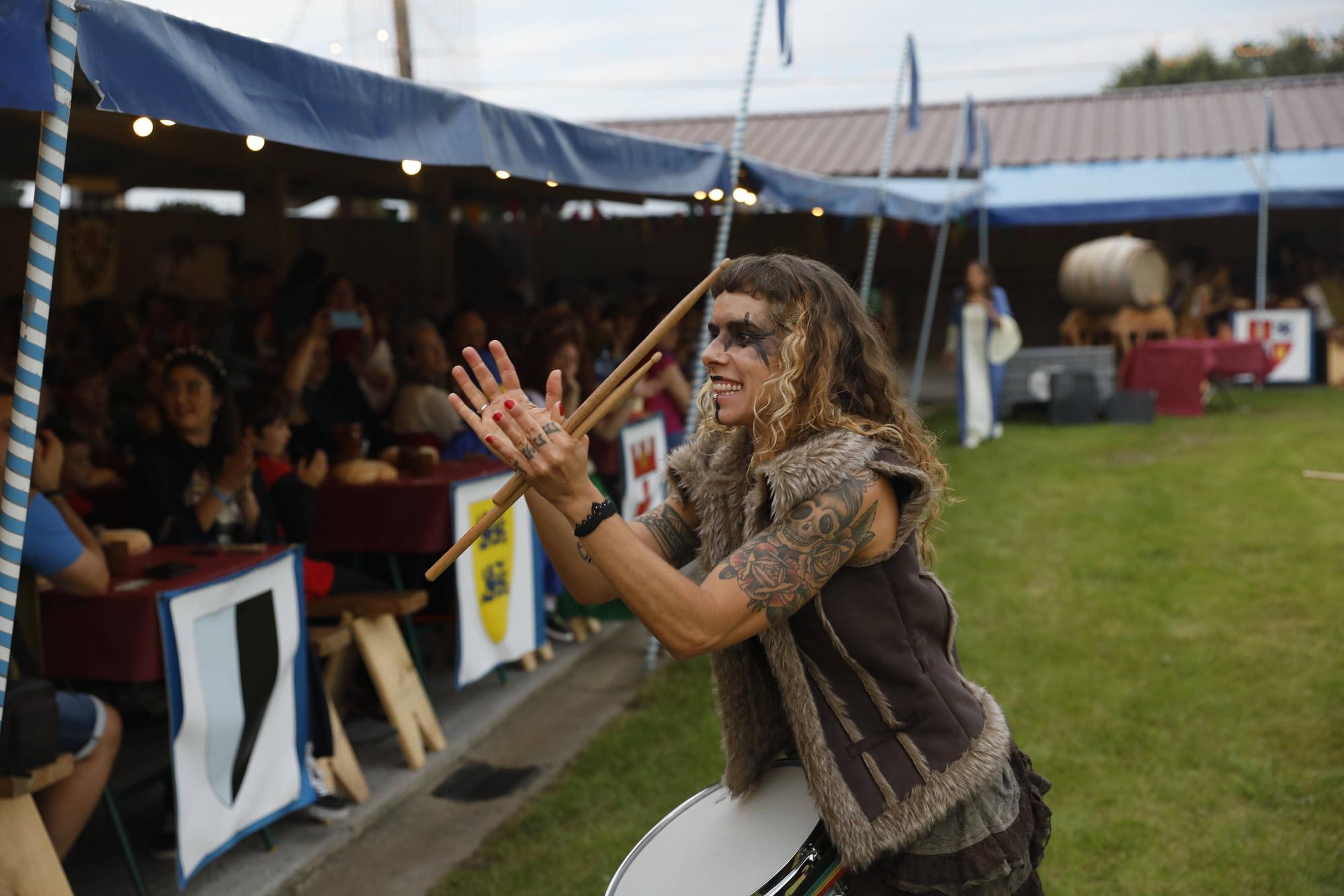 Exconxuraos hasta la bandera: espectacular noche en Llanera, con la gran cena medieval y la fiesta del fuego