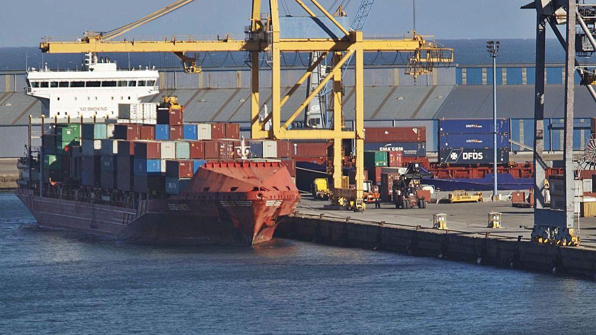 Un barco cargado de contenedores en la terminal de El Musel.